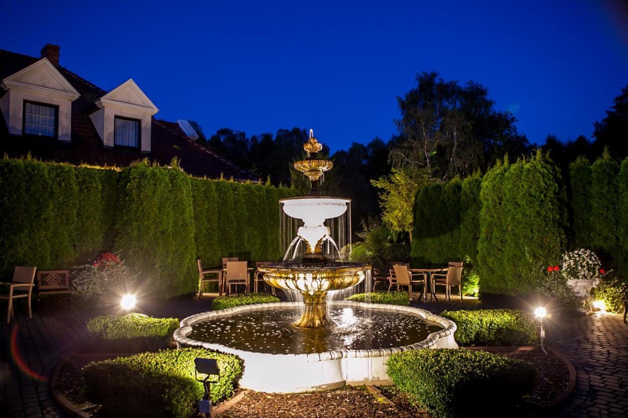 Hubertus Aparthotel & Restaurant & Horse Club Starogard Gdanski Exterior photo